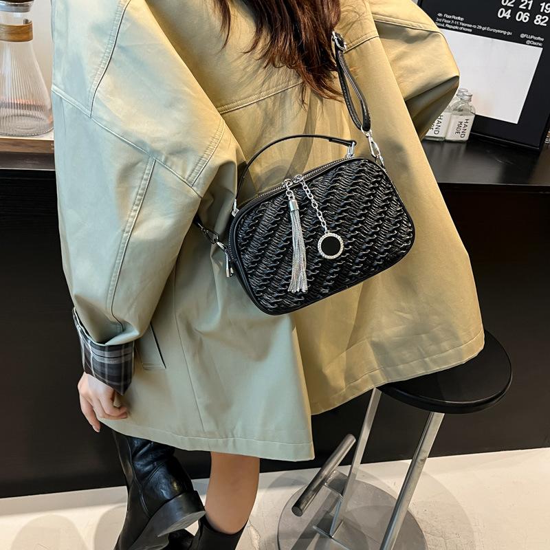 Женская сумка 2025 новая трендовая осенне-зимняя легкая роскошная нишевая высококлассная сумка на плечо для通勤, сумка-мессенджер, маленькая квадратная сумка