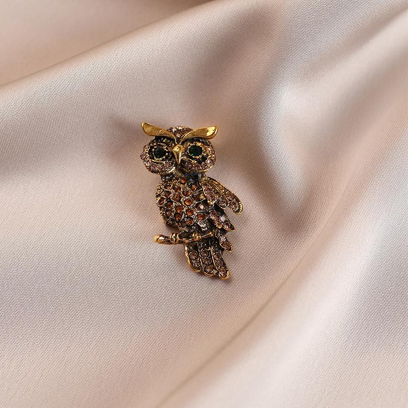 Брошь «Сова», полностью усыпанная бриллиантами, излучает ощущение высокого класса, легкой роскоши и нишевости.. Оно украшено ретро брошью в виде животного, инкрустированной бриллиантами.