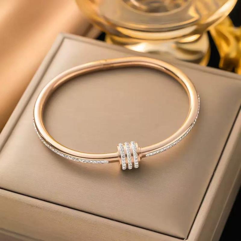 Stainless Steel Women's Bracelet with Diamonds and Four-Leaf Clover Studs - Non-fading, Cross-border Design.