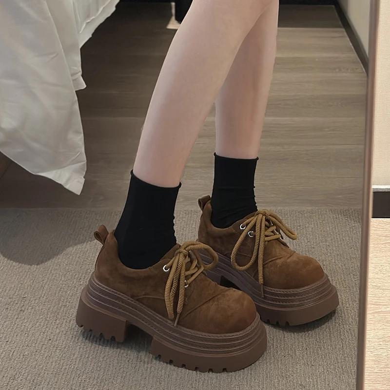 Матовые туфли с толстой подошвой и большим пальцем для женщин на весну 2025 года, ретро-универсальные одинарные туфли, замшевые повседневные спортивные туфли