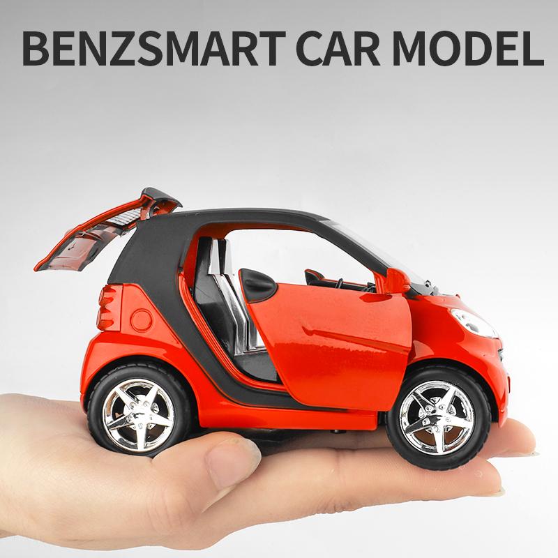 1/32 Smart Fortwo имитирует модели автомобильного освещения и музыки, чтобы вернуть электронные игрушки и автомобильные игрушки обратно в модель автомобиля из сплава