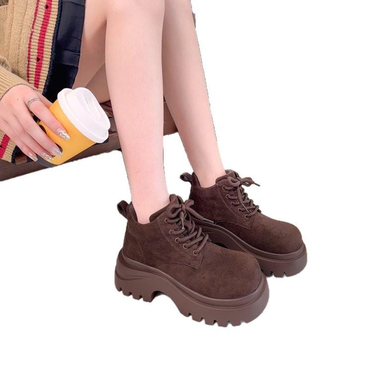 Женские ботинки Мартин на толстой подошве 2025 новые осенне-зимние увеличивающие рост ботинки Майярдового цвета ревеня, популярные уличные альпинистские короткие ботинки