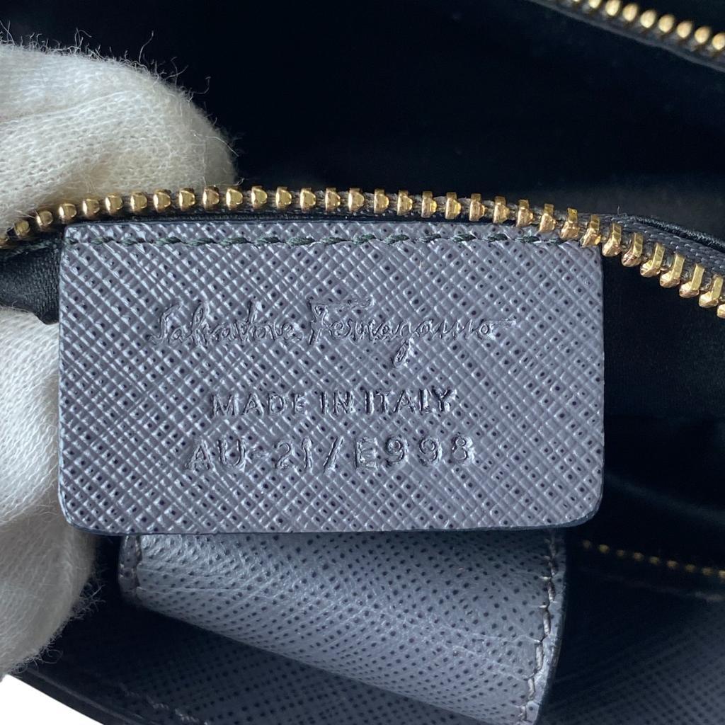Подержанная женская сумка через плечо Salvatore Ferragamo из серой кожи
