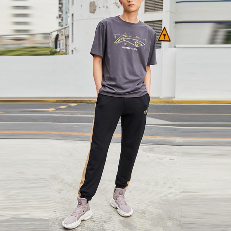Li Ning Sports Fashion Series Логотип с принтом, круглый вырез, повседневная спортивная футболка с коротким рукавом и заниженной линией плеч, мужские топы, черный-сосновый-серый AHSR543-8