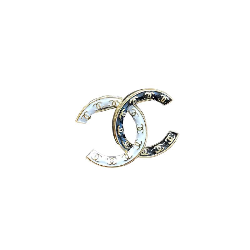 Chanel [24P Новинка] Брошь с логотипом Double C Женская Золотая, Белая и Черная
