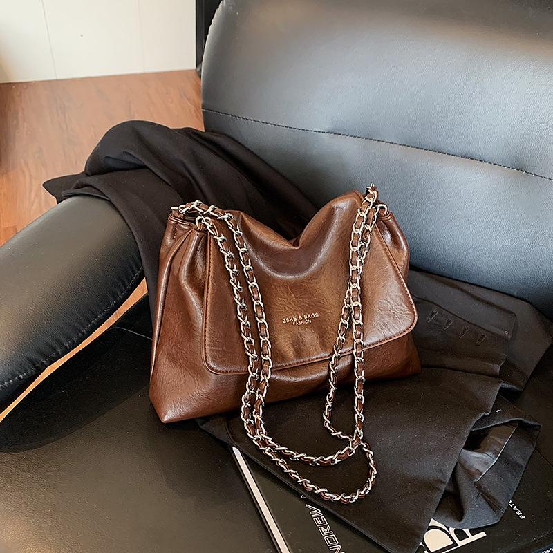 Ретро сумка женская большой вместимости 2025 новая осень и зима универсальная простая цепочка на плечо сумка-тоут для通勤