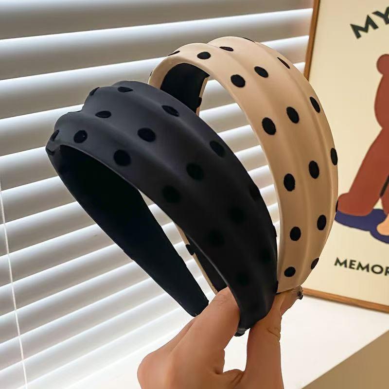 Женская повязка на голову в горошек 2025: Высококлассный, широкий дизайн для более стройного вида