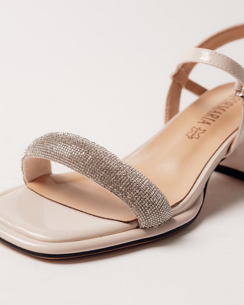 Босоножки на каблуке пряжка стразы Aifоrmaria 626140 36 бежевые лаковая кожа