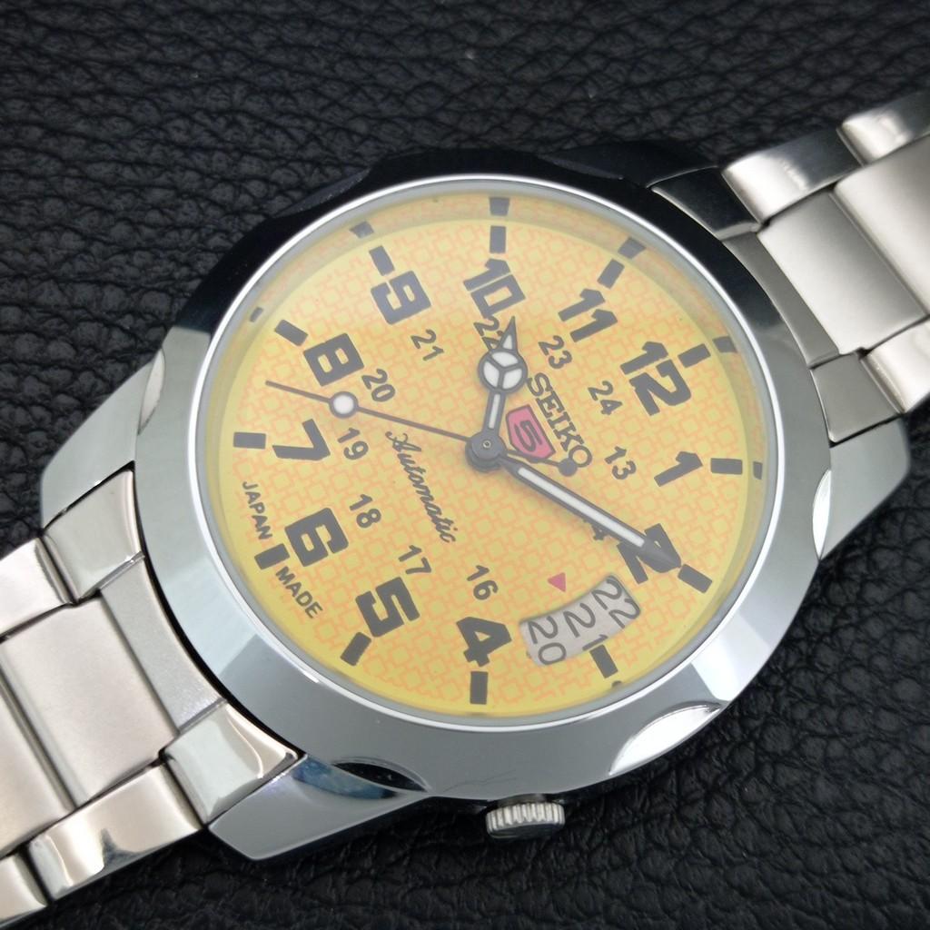 ЯПОНСКИЕ ВИНТАЖНЫЕ ОТРЕМОНТИРОВАННЫЕ МУЖСКИЕ АВТОМАТИЧЕСКИЕ ЧАСЫ SEIKO 5 С ЖЕЛТЫМ ЦИФЕРБЛАТОМ a445884-1