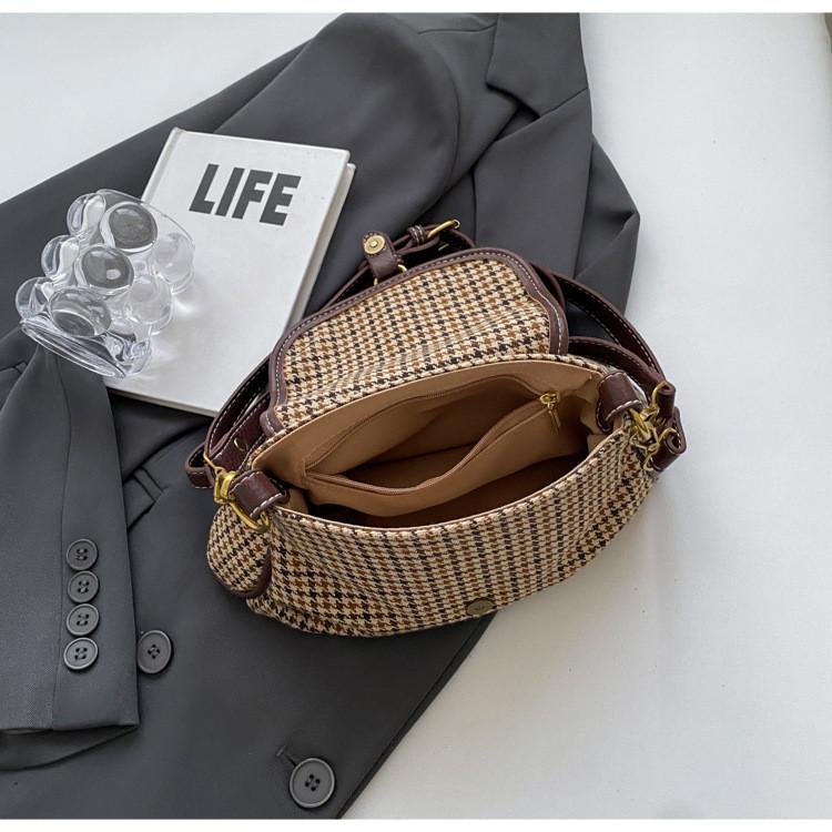 Ielgy Retro One-Shoulder Underarm Bag Female Spring Fashion Simple Messenger Bag