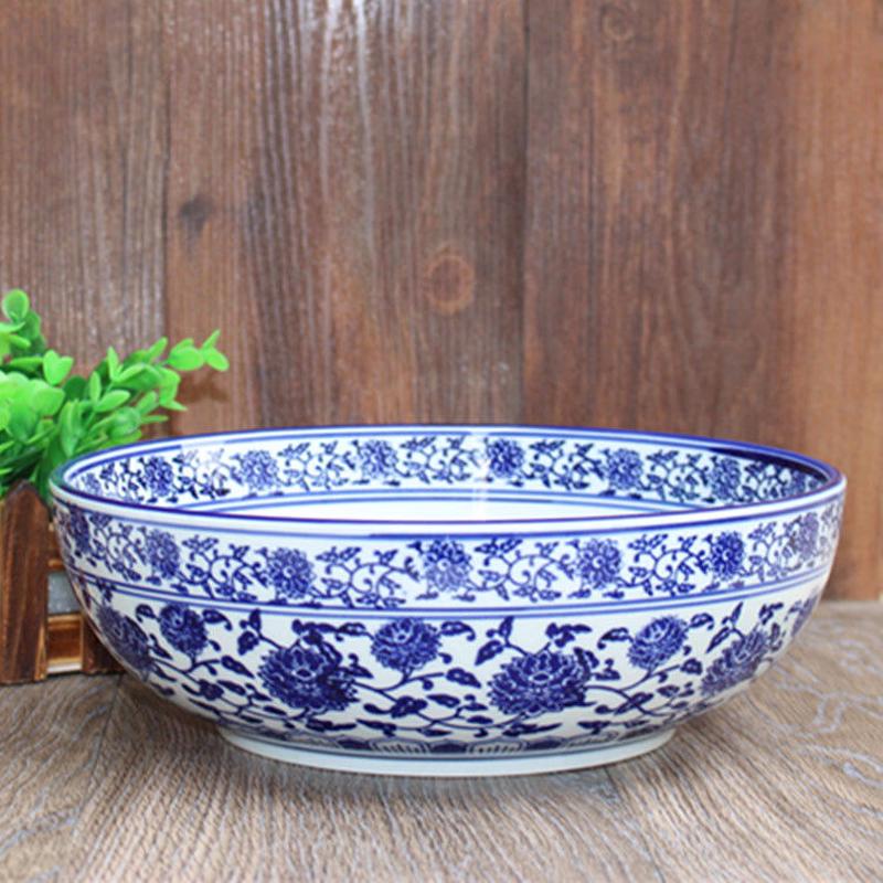 Сине-белая керамическая сервировочная миска в китайском стиле
