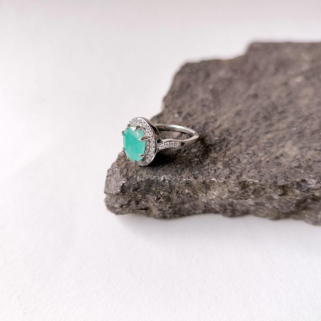 Серебряное кольцо с натуральным изумрудом 3.254ct, фианитами, вес изделия 3,69 гр (2163428)