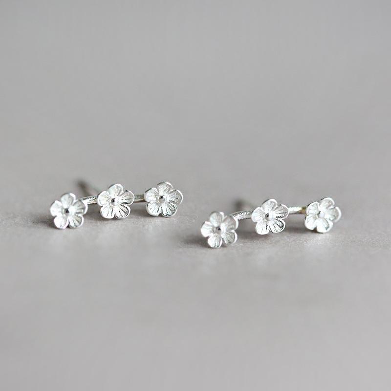 Серьги с персиковым цветком для набора персонала, женственность, простая индивидуальность, универсальные, студенческие, простые серебряные серьги Mori с тремя маленькими цветками