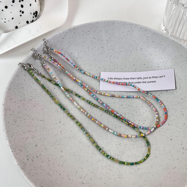 Новое ожерелье из рисовых бусин конфетного цвета милое и милое, а молодые девушки носят летние колье-колье.