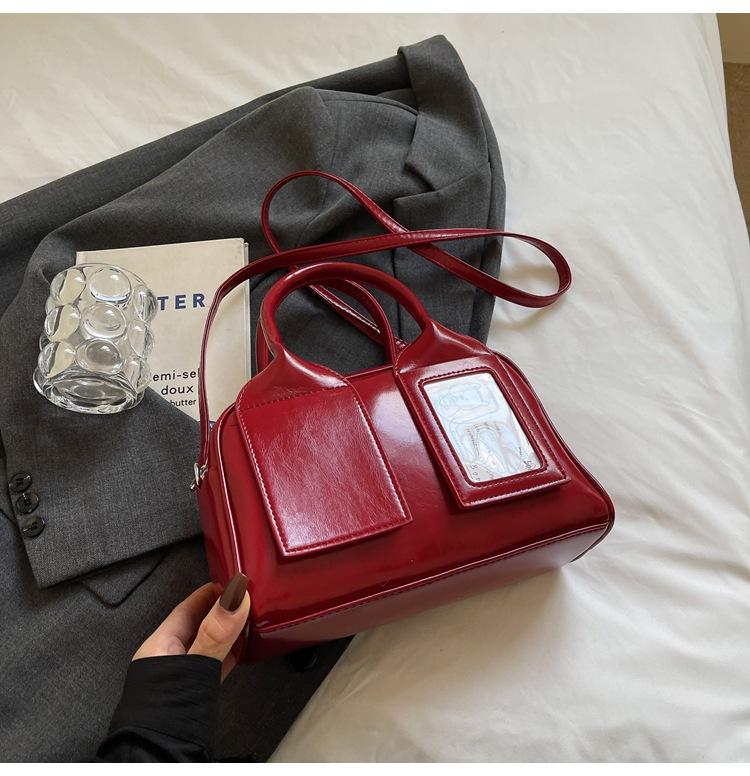 В этом году популярны сумки-бостон для женщин, новые универсальные сумки-мессенджеры для весны и лета 2025, простые женские портативные сумки-подушки.