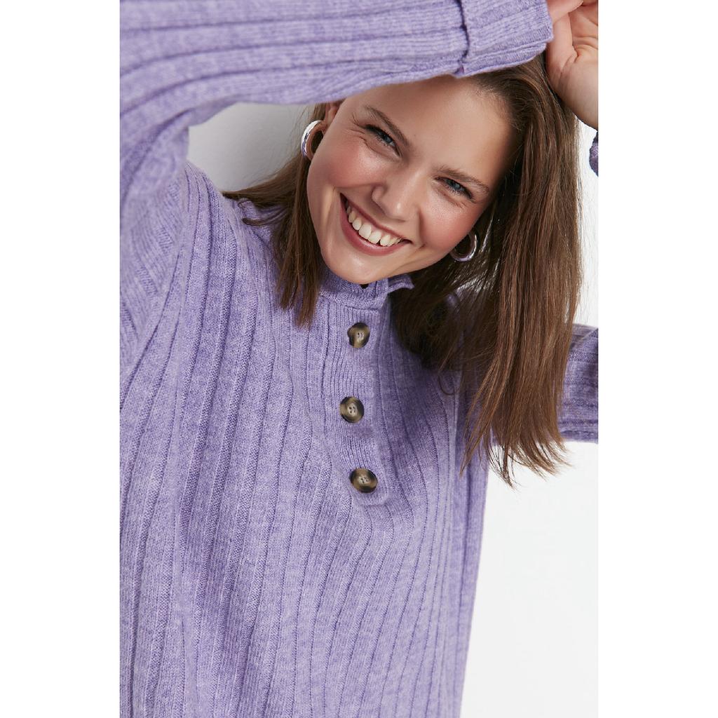 Трикотаж в рубчик с сиреневым воротником на пуговицах Tctaw23ak00035