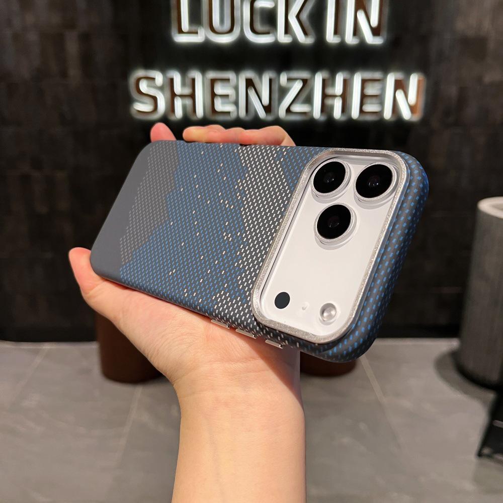 Магнитный чехол из углеродного волокна "Золотая гора на закате" для iPhone 17 Pro Max - Полное покрытие, металлическая защита объектива