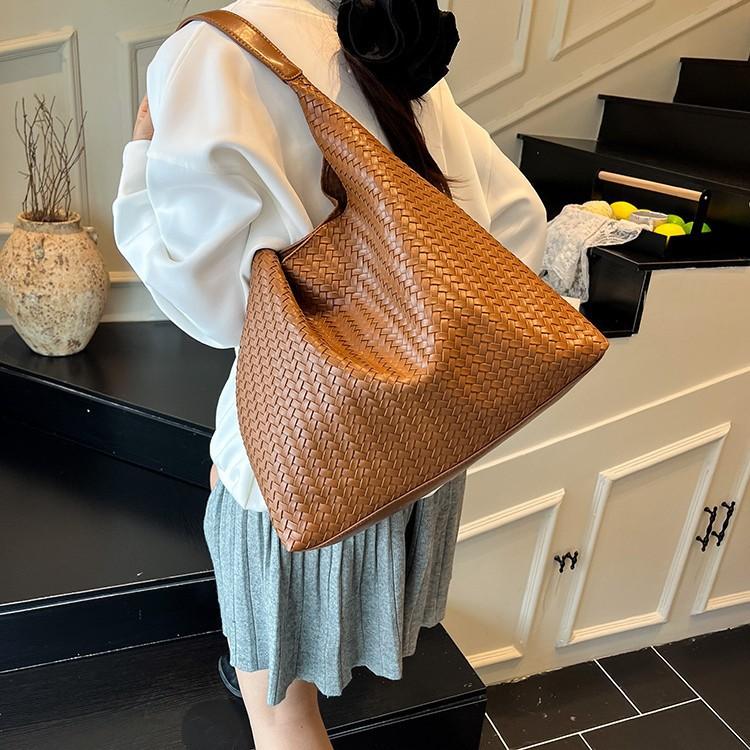 Retro Woven Bag Women's Large-capacity Autumn and Winter Leisure Shoulder Mother and Child Bag Commuter Tote Bag
