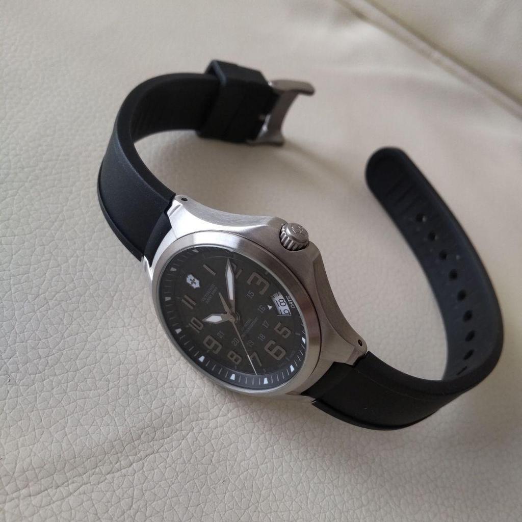 Подержанные кварцевые часы VICTORINOX Base Camp (Неиспользованный)