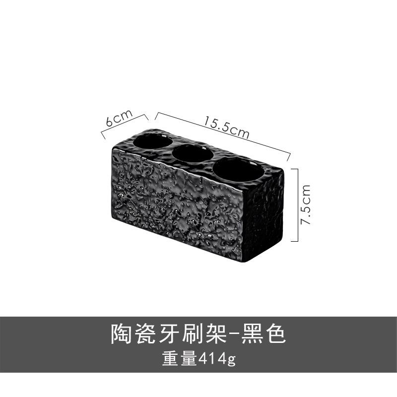 Набор необходимых принадлежностей для ванной комнаты, флаконы для шампуня, стакан для ополаскивателя для полости рта, столешница для ванной комнаты, уборка дома и квартиры