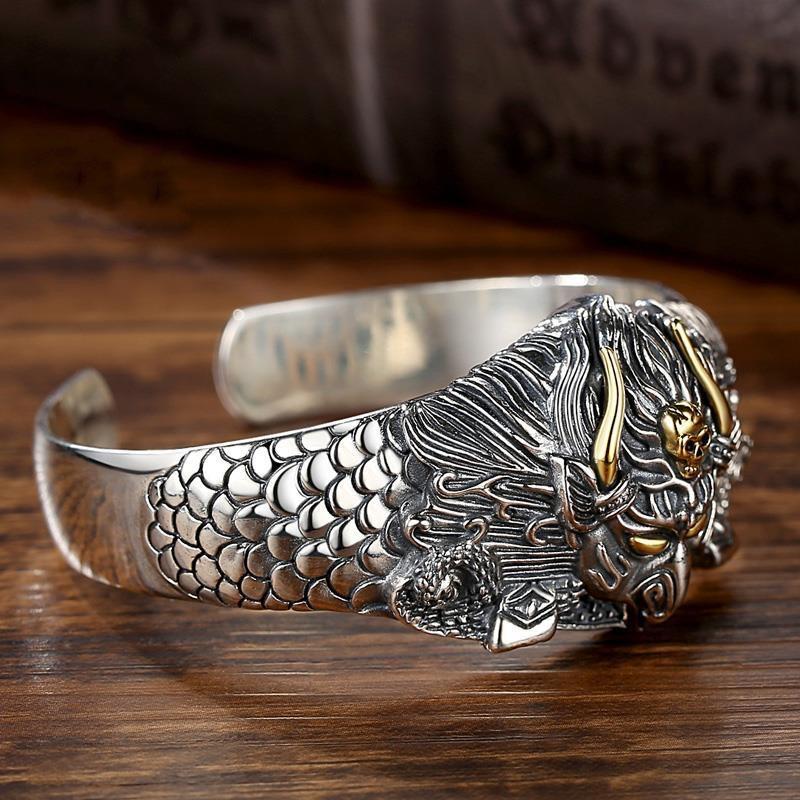 Мужской ретро-браслет с выразительным, властным дизайном и изображением птицы Рок, широко раскрытый.