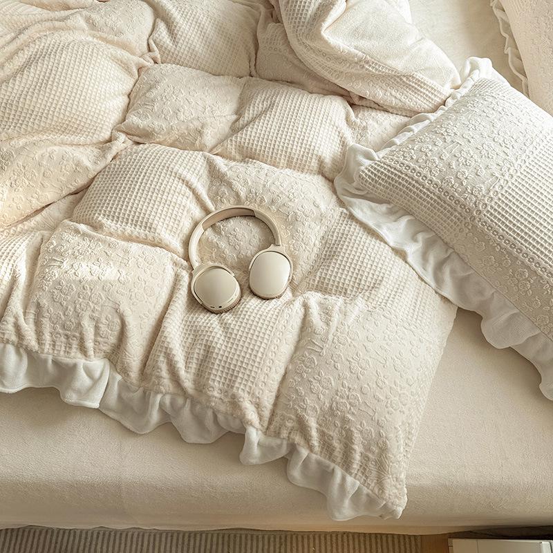 Комплект из 4 предметов класса А из молочного бархата с кружевом для зимы: Мягкий, двухсторонний коралловый флис кремового цвета