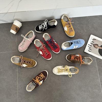 Женские кроссовки 2025 в стиле ретро, из состаренной кожи, с цветными блоками и скрытой платформой