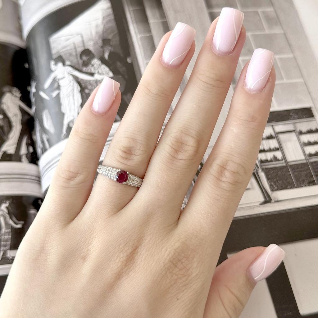 Серебряное кольцо с натуральным рубином 0.932ct, фианитами, вес изделия 2,64 гр (2165101)