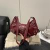 Сумка на плечо с плиссировкой Ретро-сумка для commuters Заклепки Дизайн Полумесяц Женская Модная Крутая Личность Новая Универсальная
