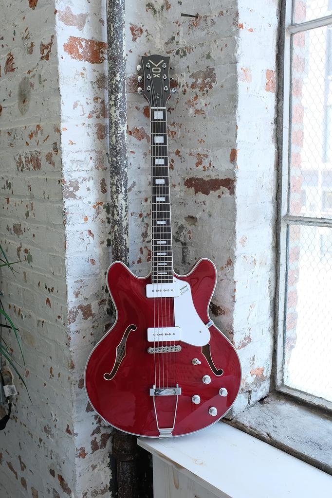 VOX Electric Guitar Equipped with 2 Soap Bar PU Bobcat V90 Cherry Red Semi-Hollow