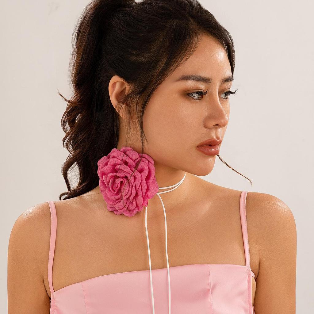 Комплект из ожерелья из вощеной кожи и серег из ткани «Красная роза»