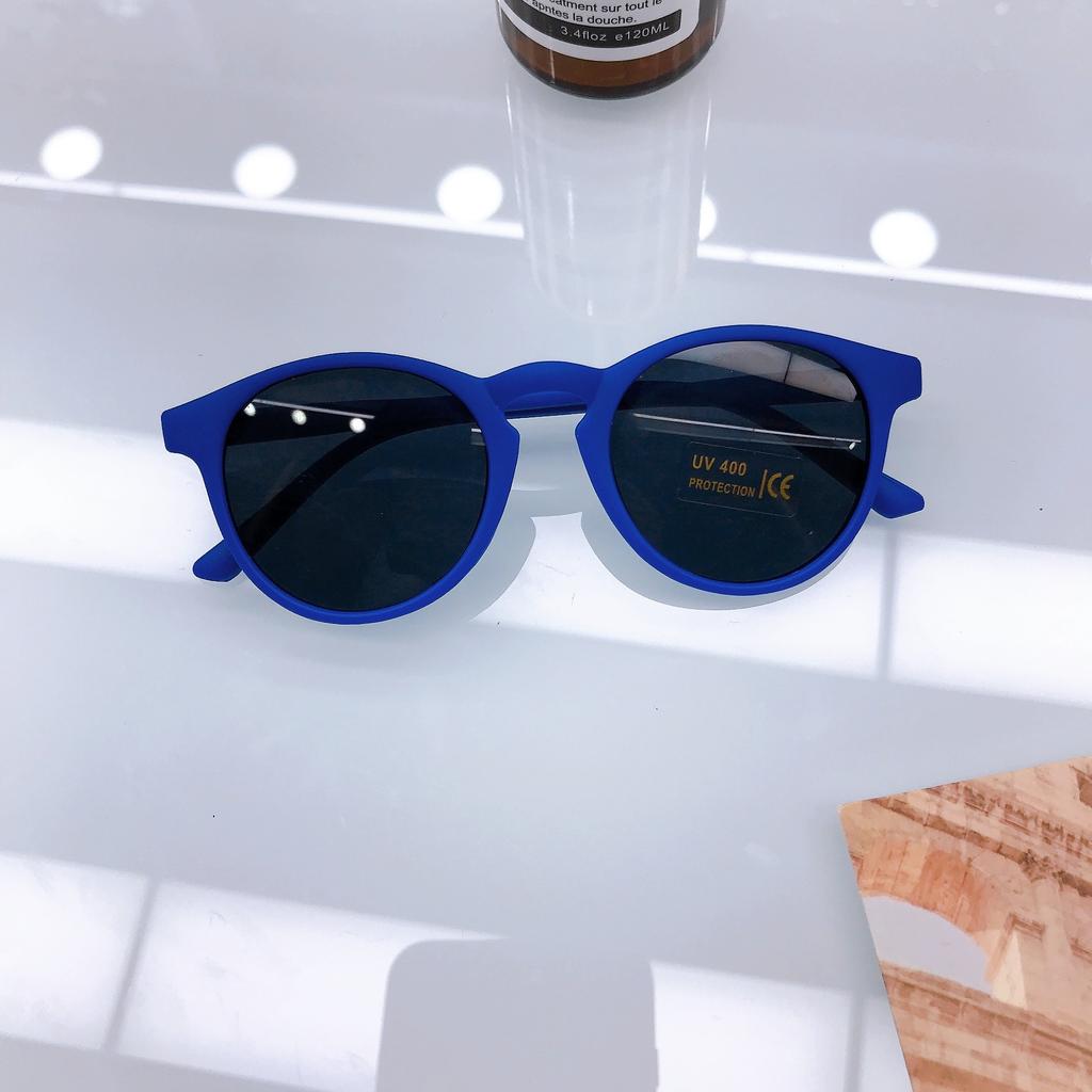 Модные уличные фотографии Подиумная мода Детские солнцезащитные очки Детские солнцезащитные очки конфетного цвета Пляжные очки