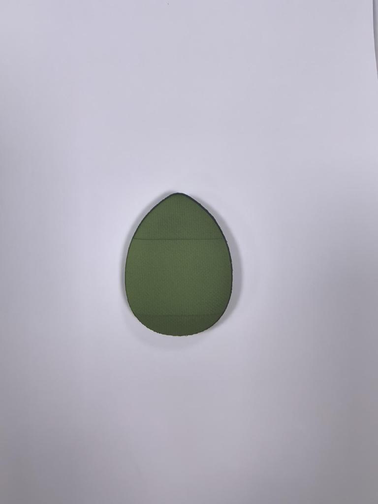 Треугольный спонж: Не впитывающий, двойного назначения для влажного/сухого использования. Заостренный кончик для нанесения, подушечка для пальца, идеально подходит для консилера и жидкой основы.