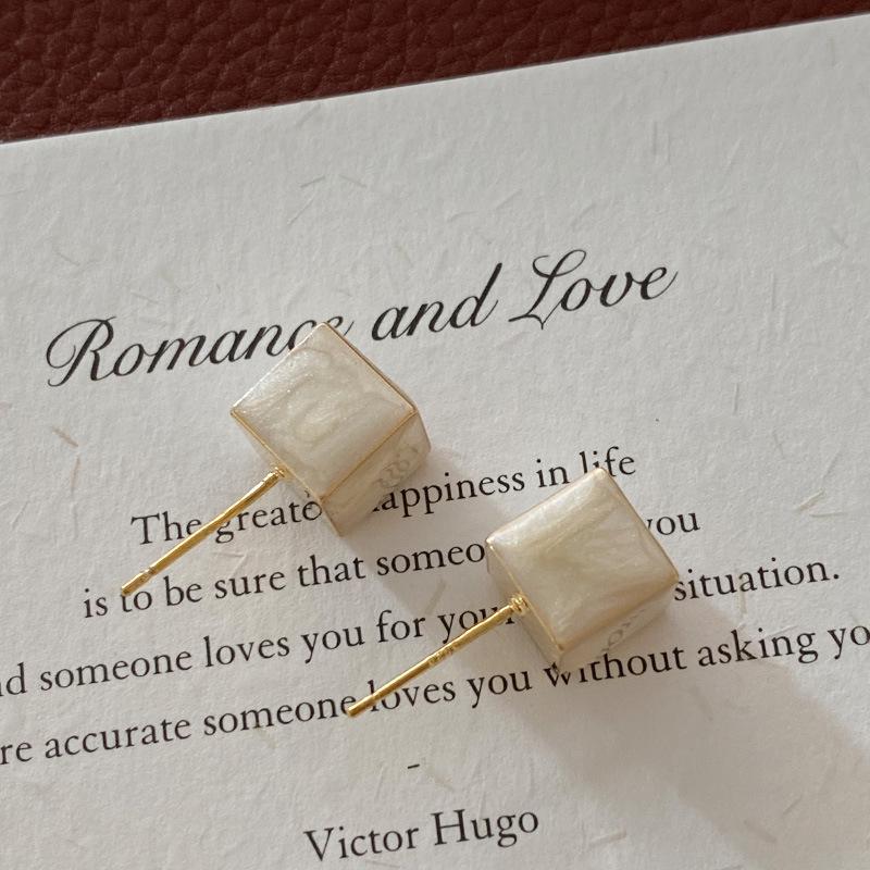 Простые серьги в форме кубика сахара, серебряные игольчатые серьги высокого класса, дизайнерские серьги Sense Small Square Earrings Summer Niche Yiwu