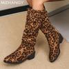 Женские замшевые леопардовые высокие сапоги на среднем каблуке, высокие сапоги до колена, женская тенденция 2025 года, зимняя мода, готика, снежные ретро-сапоги для мотоциклистов, Mujer