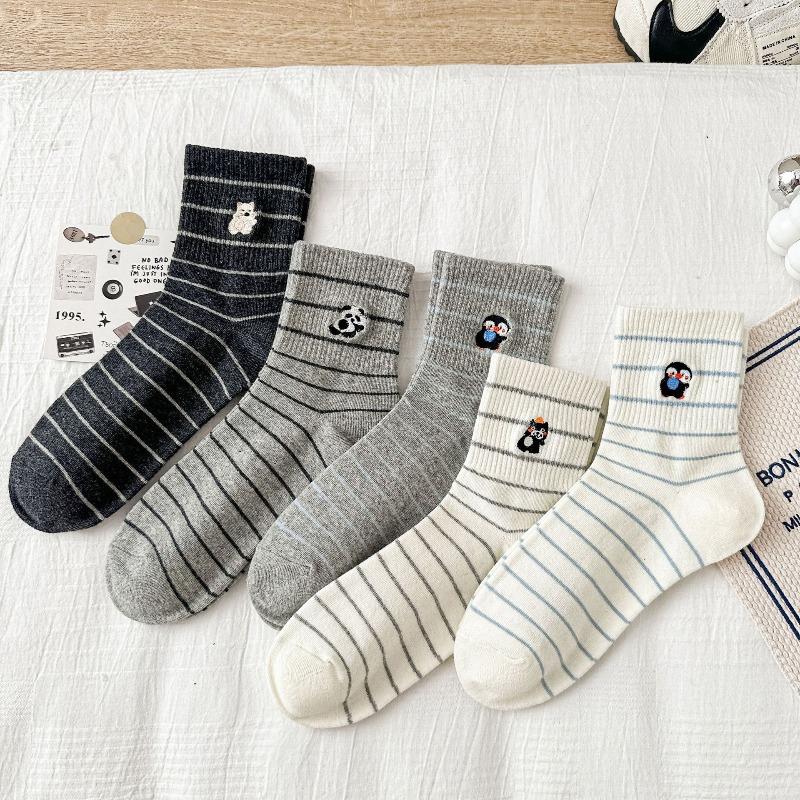 Женские весенне-осенние носки до середины икры с мультяшной вышивкой, модные и универсальные полосатые женские носки, школьный стиль