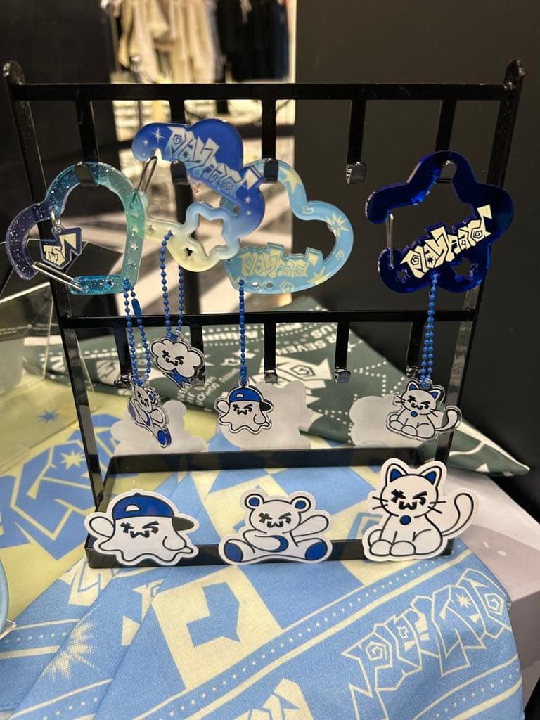 [USED] TWS Korean Pop-Up Carabiner Ghost