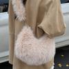 Зарубежная плюшевая сумка-тоут женская 2025 новая трендовая корейская версия большая вместительная сумка через плечо милая пушистая сумка-мессенджер