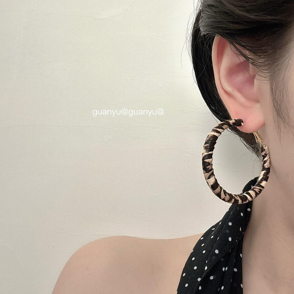 Изысканные кожаные серьги-кольца с леопардовым принтом для женщин - Стильная, роскошная и универсальная мода.