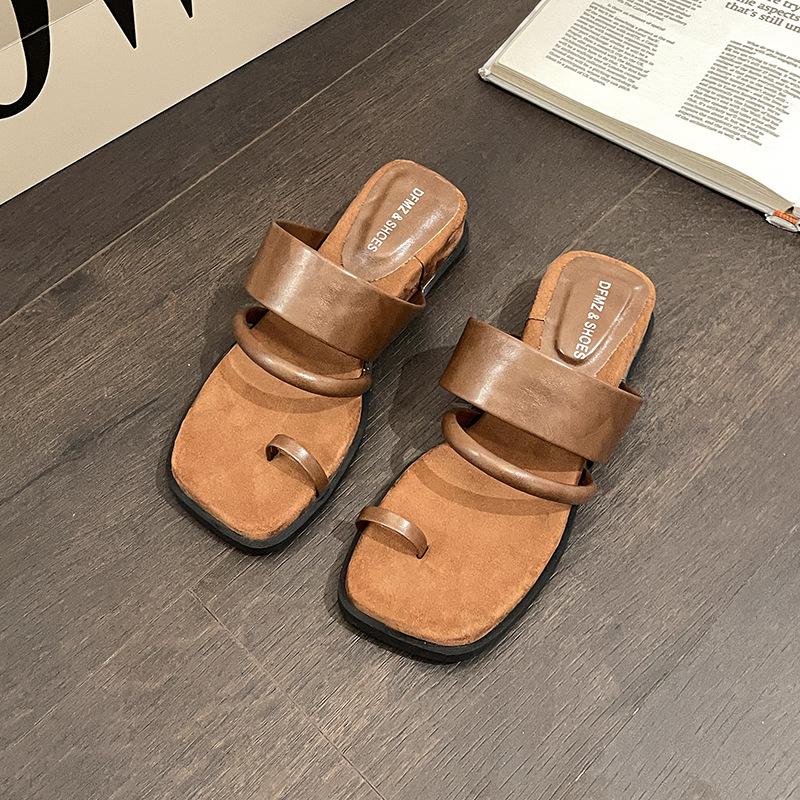 Французский простой темперамент танкетка толстая подошва закрытый носок крутые шлепанцы женские летние 2025 новые с юбкой римские сандалии