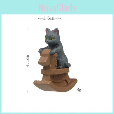 Мультяшный Кот Верхом на Деревянной Лошадке Фигурка ПВХ Миниатюрный Садовый Декор Для Подарка и Коллекционирования