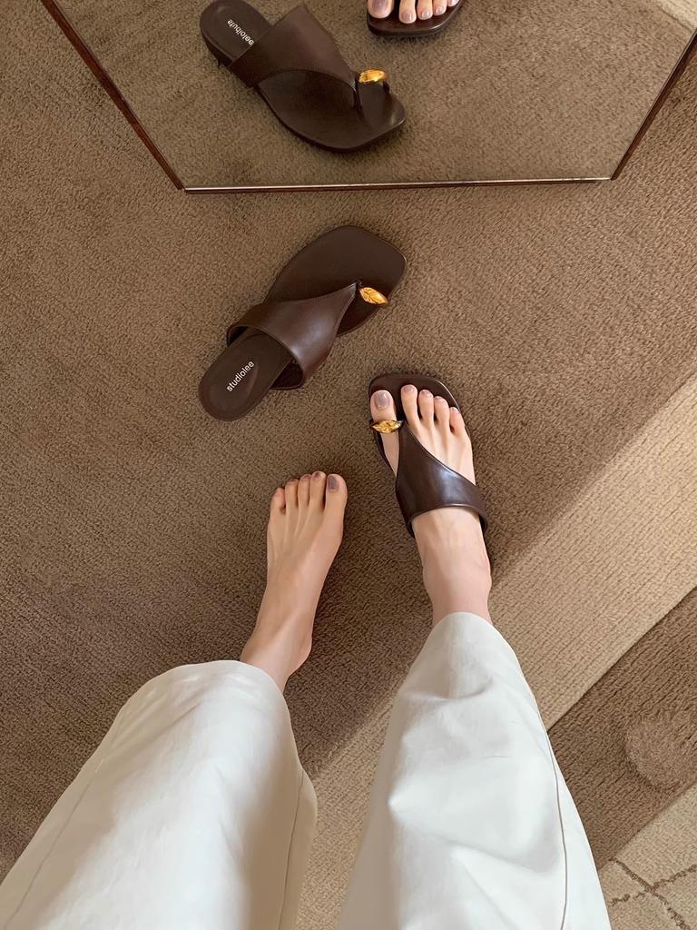 Версия из овчины~ Повседневные шлепанцы из натуральной кожи с рукавом для пальца, женская летняя обувь, металлическая пряжка, плоская подошва, шлепанцы-щипки, пляжные сандалии