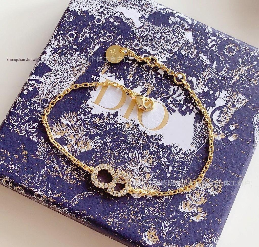 Женский минималистичный браслет с инкрустацией бриллиантами в виде буквы - Универсальное украшение для повседневного ношения