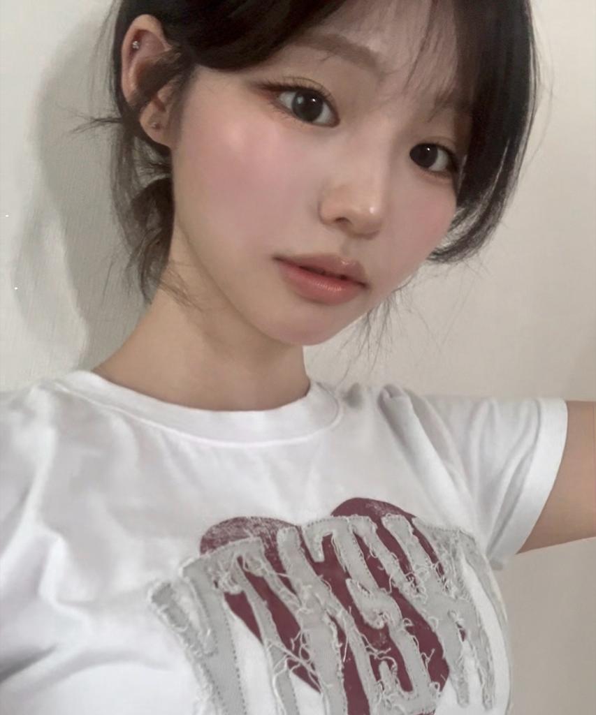 Eontaiteulseoul Без названия Аппликация cracked heart Укороченная Белая с коротким рукавом