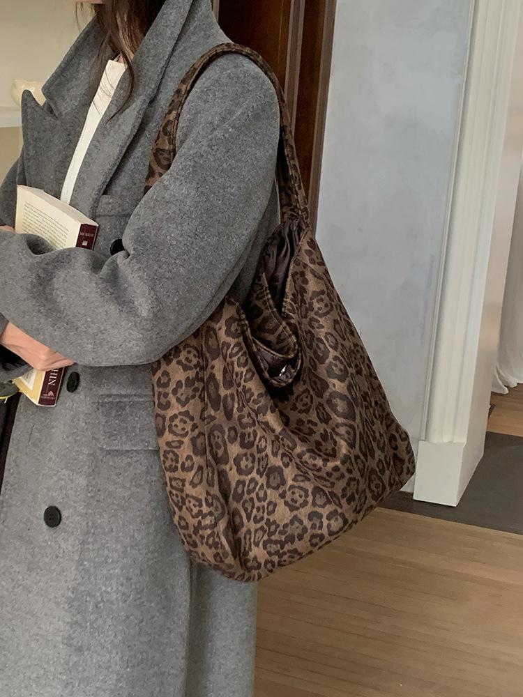Autumn and Winter Suede Leopard Print Bag Women's 2025 New Trendy Fashion Versatile Retro Casual Commuter Shoulder Tote Bag