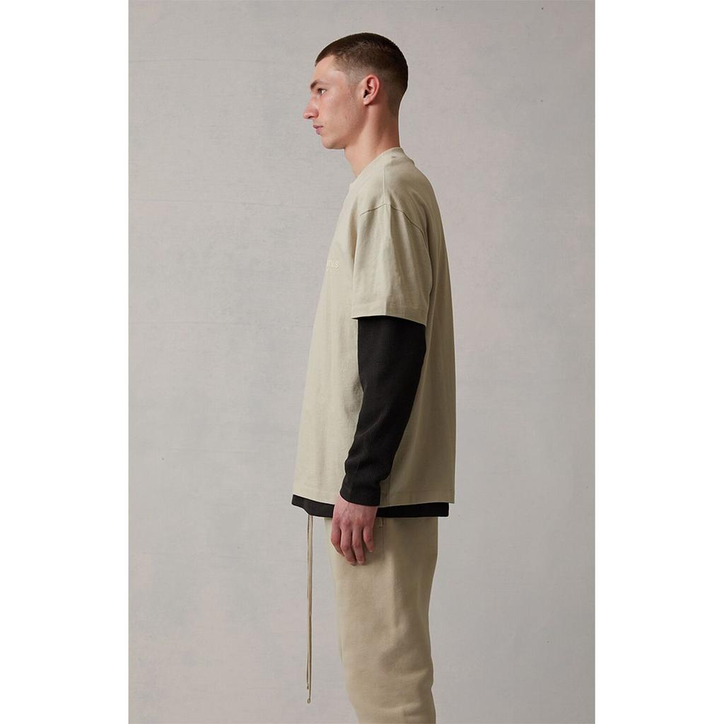 Fear of God Essentials Мужская футболка с коротким рукавом и логотипом на груди Топы Пшеничный FOG-SS22-127