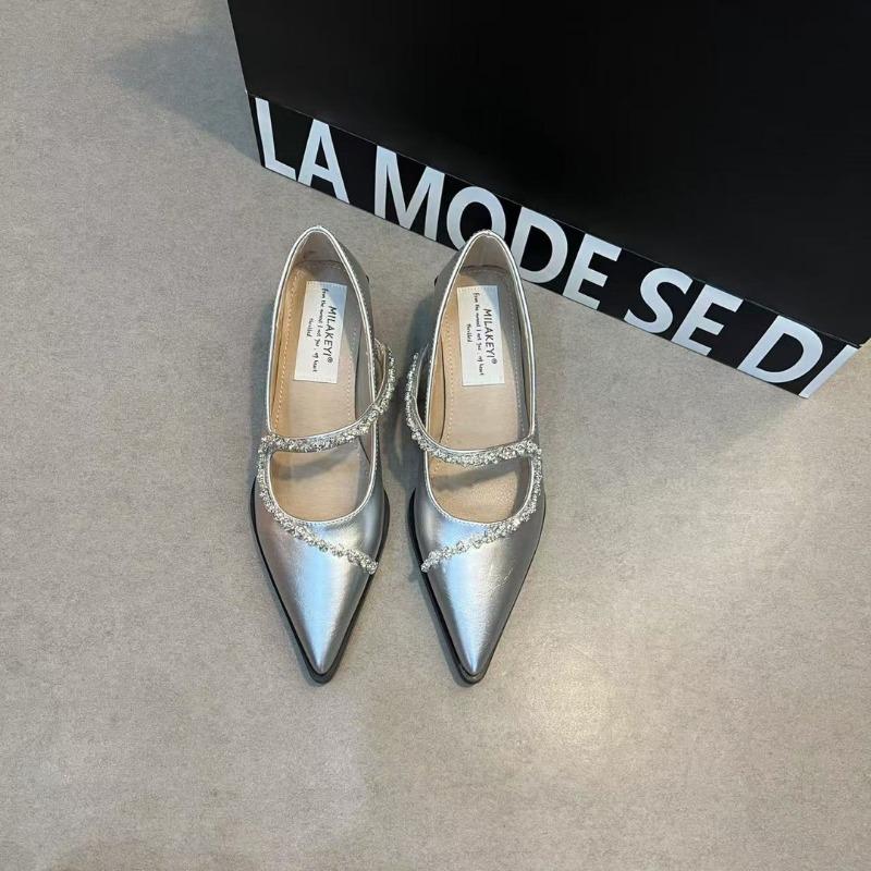 Модная женская обувь-лодочки на низком каблуке с острым носком, ремешком с прямой пряжкой и цепочкой со стразами, новая весенняя уличная обувь из ПУ с низким верхом 2025