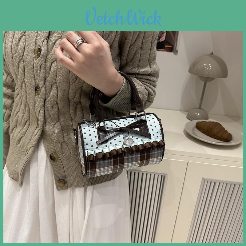 Street Style Small Square Bag With Soft Structure And Internal Pocket