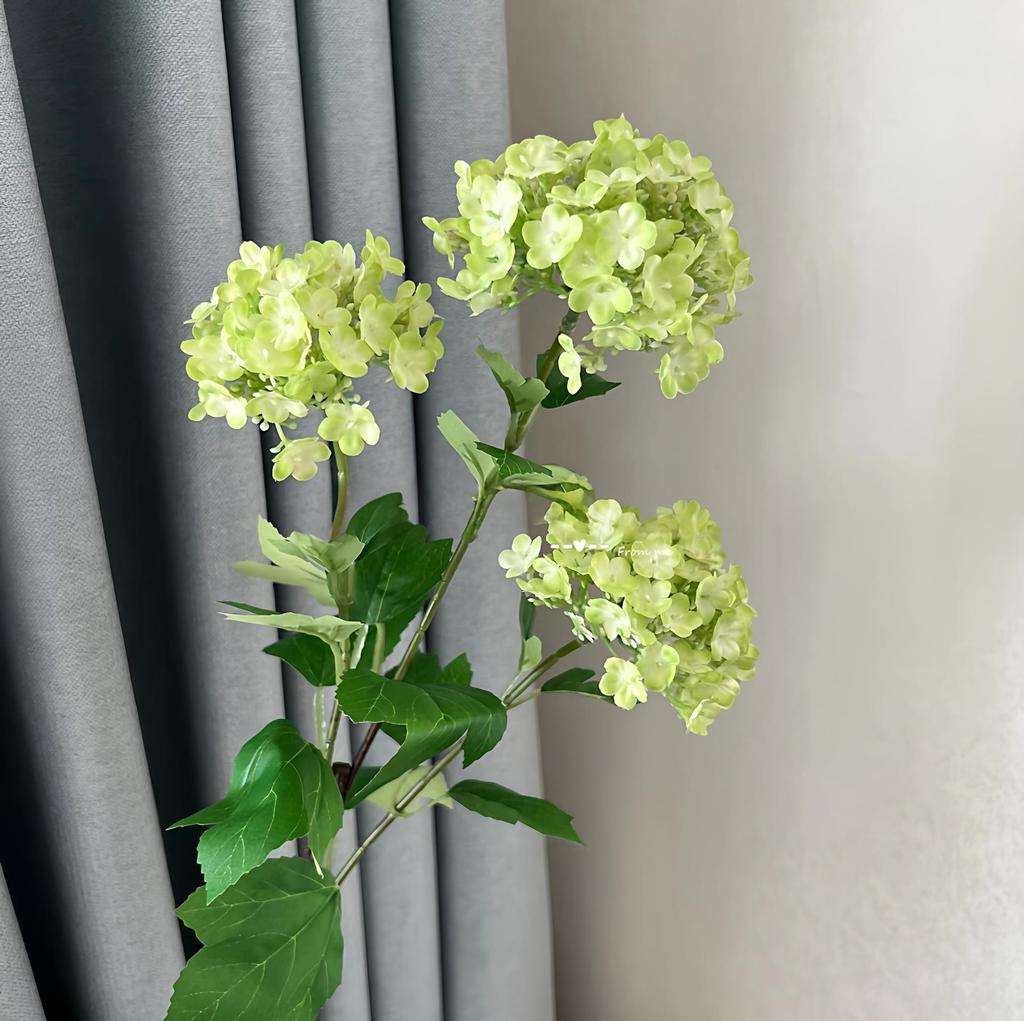 Композиция из искусственных гортензий для украшения обеденного стола и гостиной