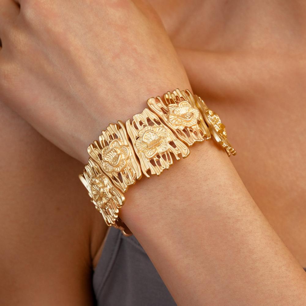 Europe American Style Zinc Zinc Alloy Metal Wide Bangle Hollow Exaggerated Bracelet Chunky Bracelet  Lady